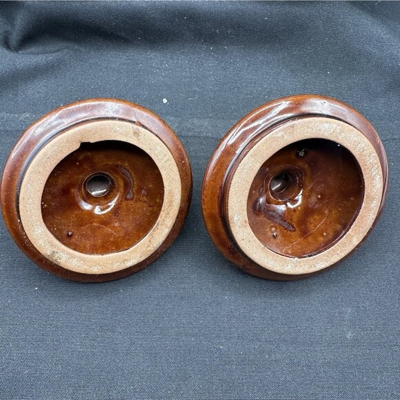 Vtg Brown Onion Soup Crocks Set Of 2 With Lids & Rattan Trivets - Picture 7 of 9